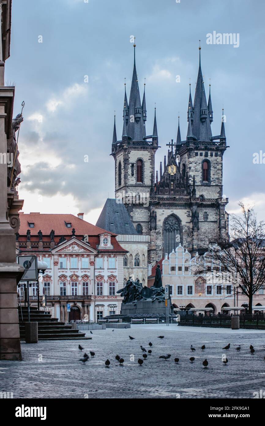 Vista mattutina da cartolina della Piazza della Città Vecchia vuota con la Chiesa di nostra Signora, la Chiesa di Tyn, Praga, Repubblica Ceca. Bellissimo centro città senza persone. Foto Stock