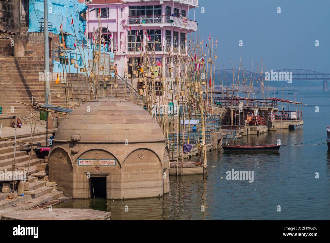 Vista di un Ghat lungofiume gradini del fiume sacro Gange a Varanasi, India Foto Stock