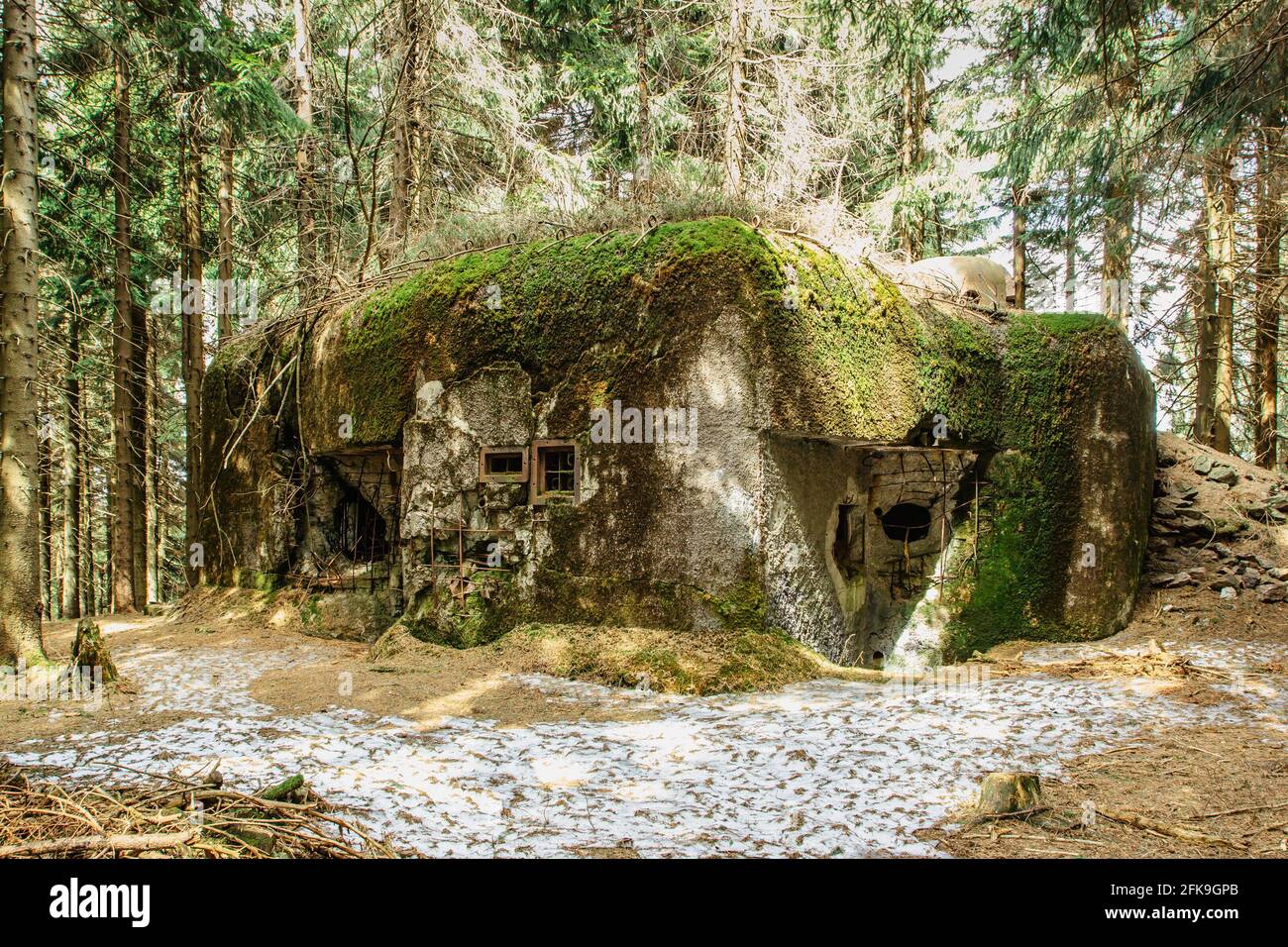 Casemato di fanteria isolato costruito in boschi e terreni montuosi in Eagle, Orlicke, Montagne, Repubblica Ceca. Confine militare cecoslovacco prima della guerra Foto Stock