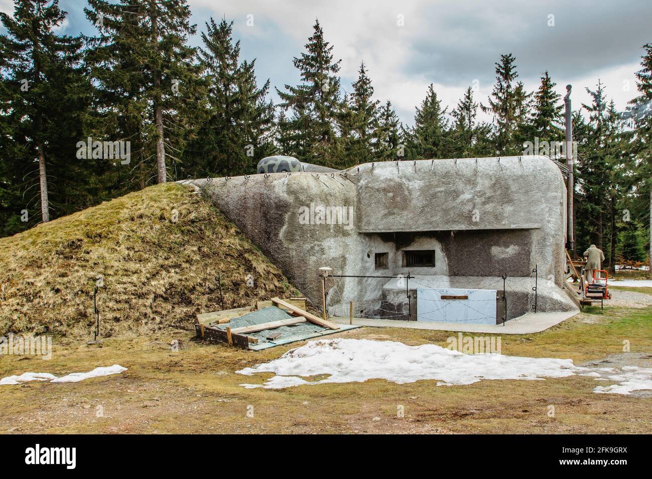 Casemato di fanteria isolato costruito in boschi e terreni montuosi in Eagle, Orlicke, Montagne, Repubblica Ceca. Confine militare cecoslovacco prima della guerra Foto Stock