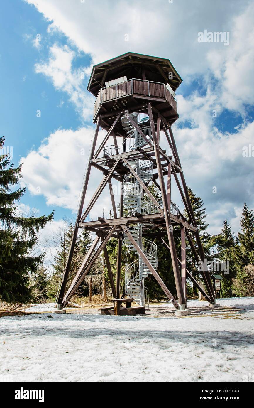 Torre di osservazione di legno chiamata Anna sul picco Anensky in Orlicke Montagne, Repubblica Ceca. Scala a spirale di torre di osservazione, costruzione con metallo Foto Stock