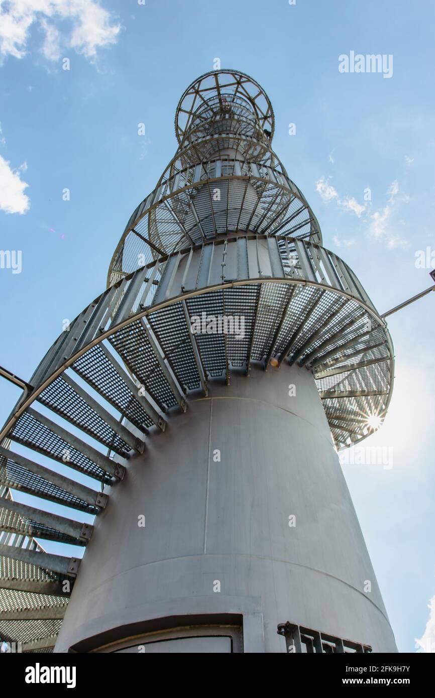 Lookout Tower sulla collina di Sibenik, vicino al villaggio di Novy Hradek, Eagle, Orlicke, Montagne, Repubblica Ceca.colonna della centrale eolica originale Foto Stock