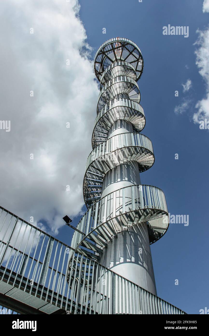 Lookout Tower sulla collina di Sibenik, vicino al villaggio di Novy Hradek, Eagle, Orlicke, Montagne, Repubblica Ceca.colonna della centrale eolica originale Foto Stock