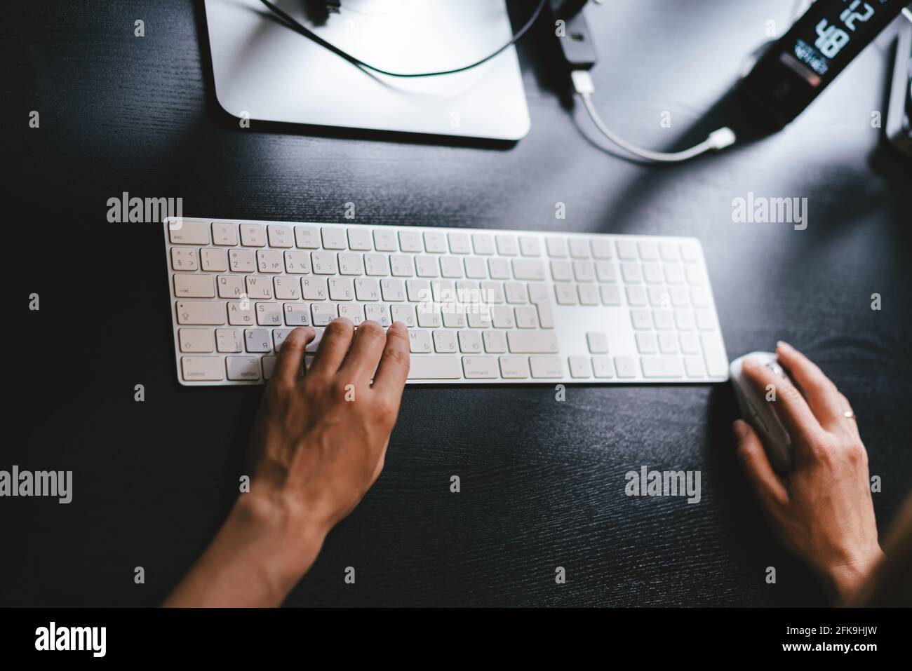 Primo piano delle mani woman che digitano sulla tastiera bianca nel in ufficio o a casa Foto Stock