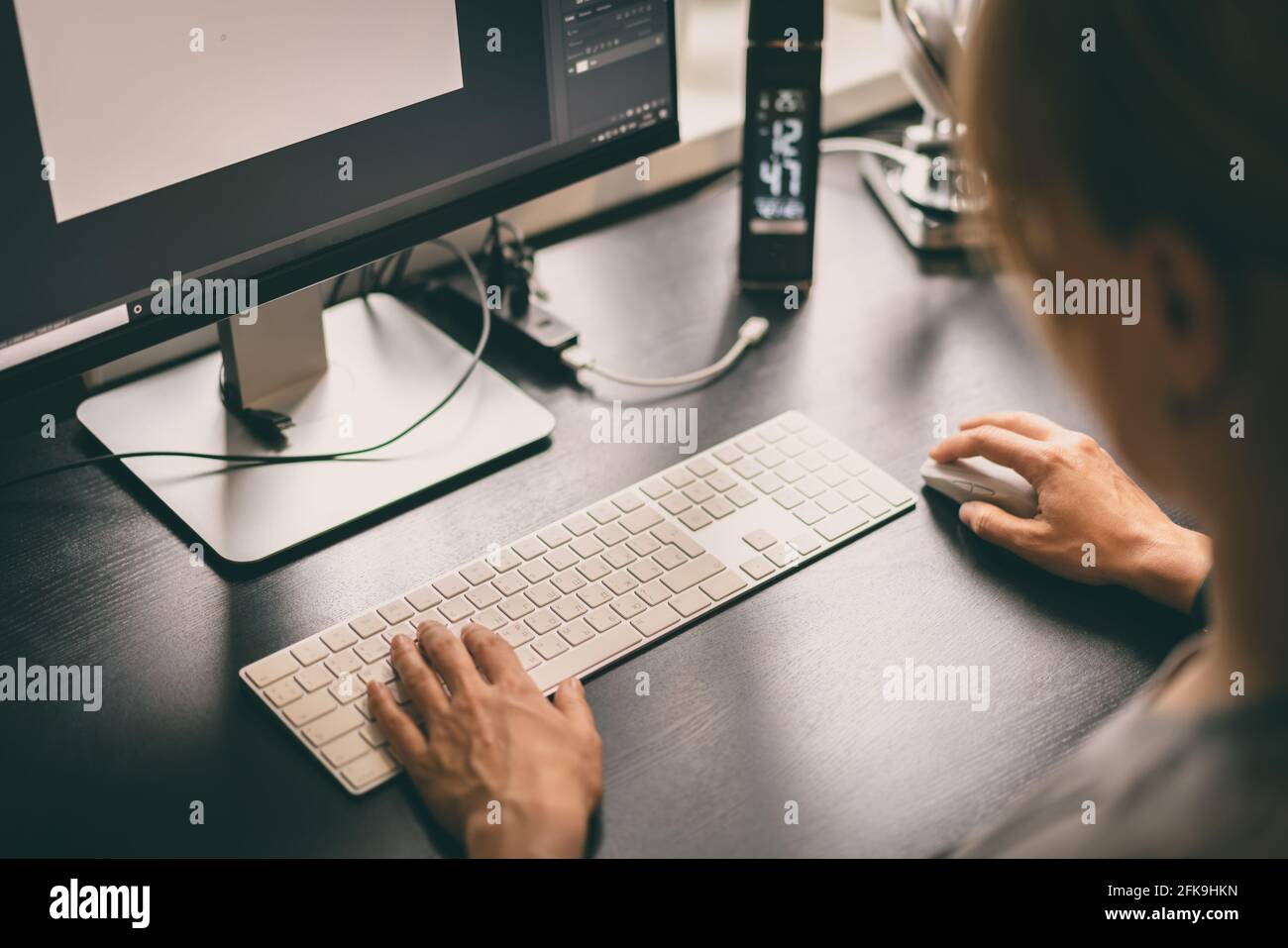 Primo piano delle mani woman che digitano sulla tastiera bianca nel in ufficio o a casa Foto Stock