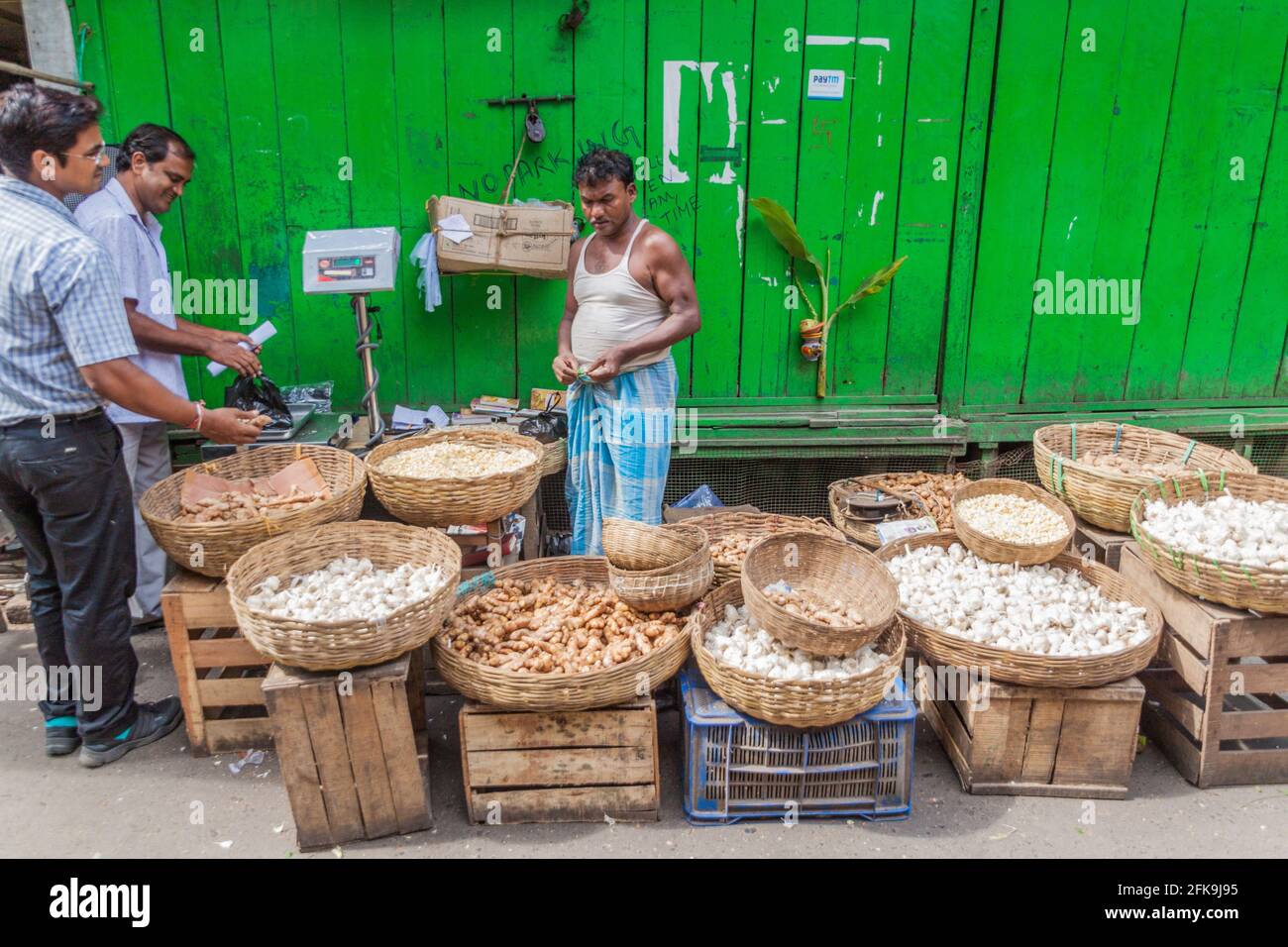 KOLKATA, INDIA - 31 OTTOBRE 2016: Aglio e zenzero al nuovo mercato di Kolkata, India Foto Stock