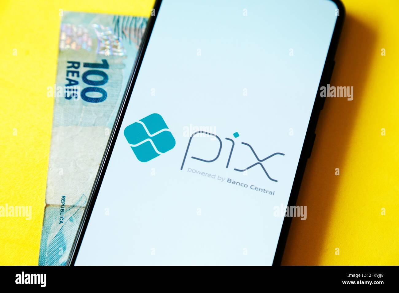 Minas Gerais, Brasile - 29 aprile 2021: Schermo del telefono cellulare con Pix banca centrale del brasile sistema di pagamento istantaneo Foto Stock