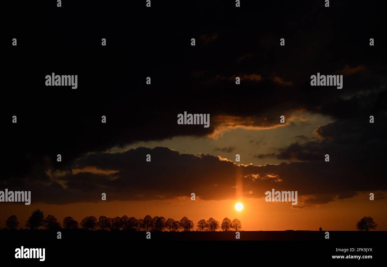 Un bel tramonto vicino a Jodoigne giovedì 29 aprile 2021. BELGA FOTO ERIC LALMAND Foto Stock