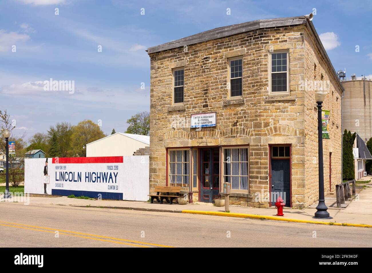 Franklin Grove, Illinois - Stati Uniti - 27 aprile 2021: La sede nazionale della Lincoln Highway nel centro di Franklin Grove su una bella Spri Foto Stock