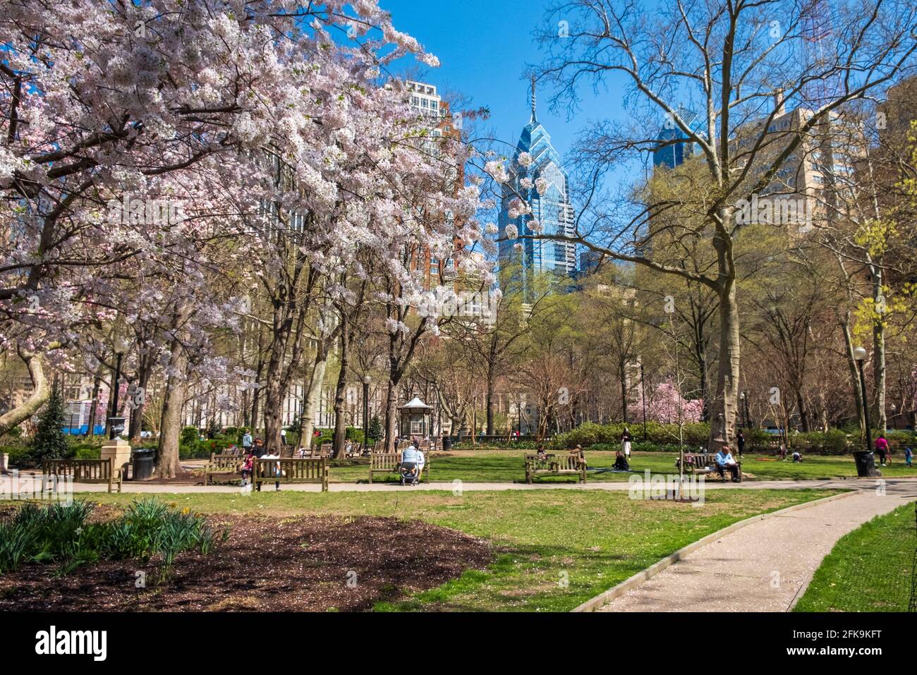 Vista dello skyline su Rittenhouse Square a Springtime , Philadelphia, Pennsylvania, USA Foto Stock