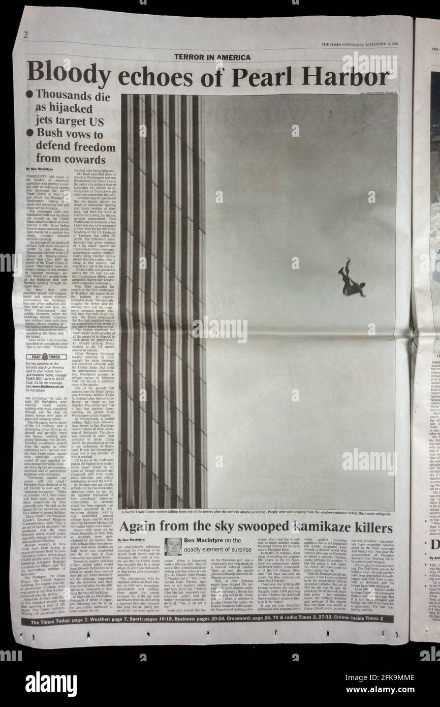 Immagine di una persona che cade all'interno della pagina del giornale Times (UK) a seguito degli attacchi terroristici contro gli Stati Uniti dell'11 settembre 2001. Foto Stock