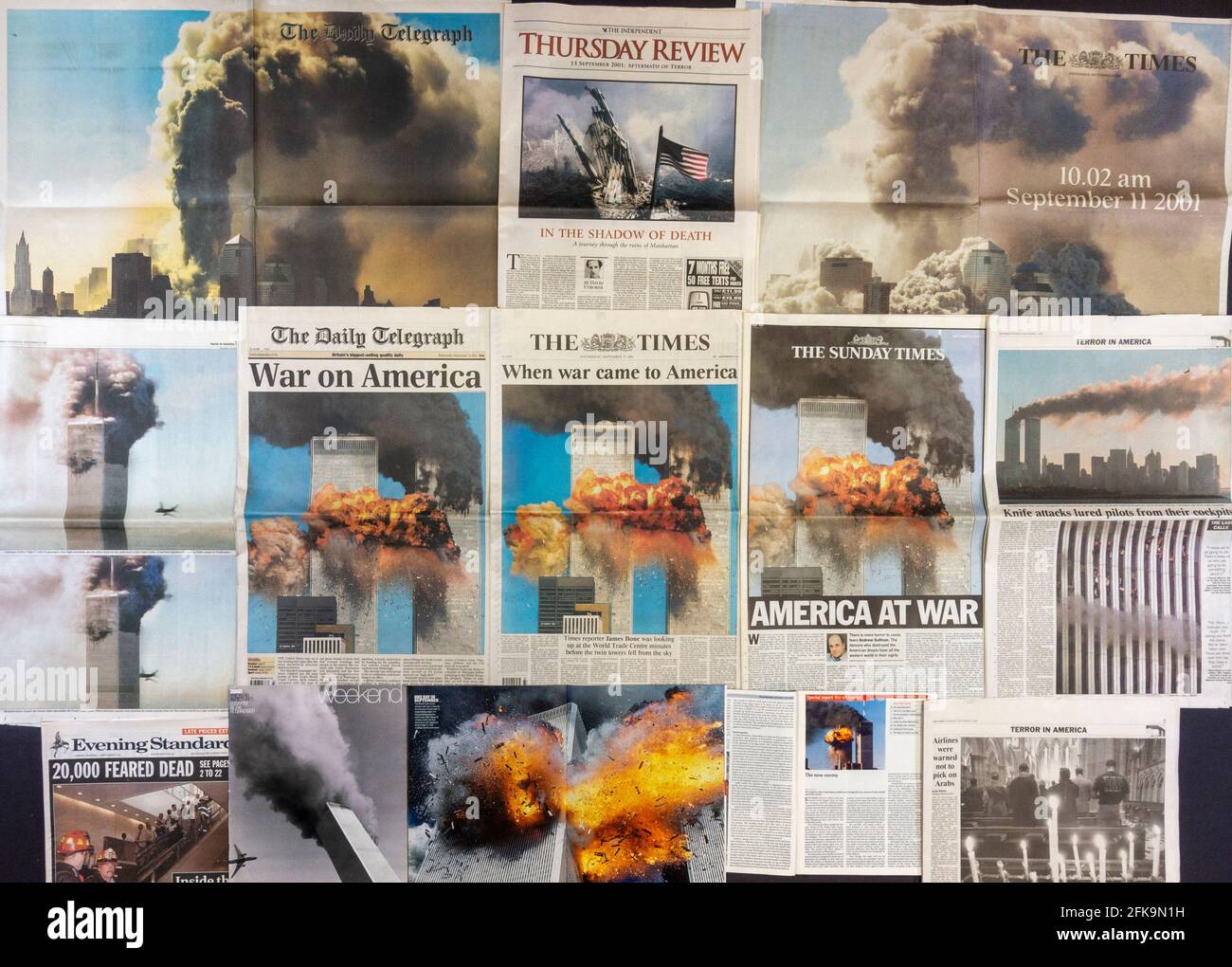 Collage/esposizione massiccia delle reazioni di giornali e riviste del Regno Unito a seguito degli attacchi terroristici contro gli Stati Uniti l'11 settembre 2001. Foto Stock