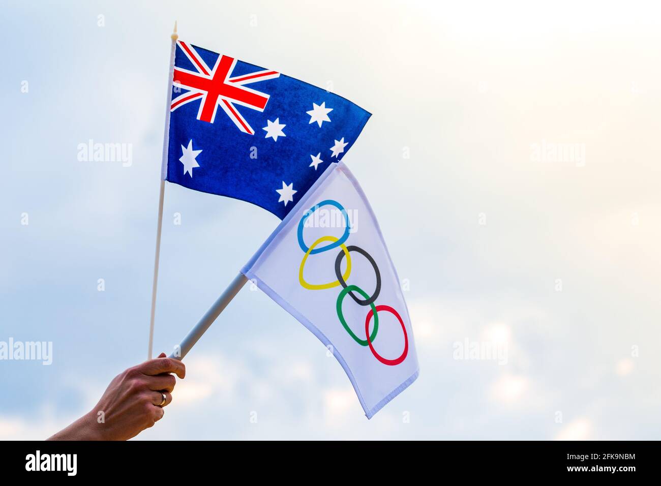 Fan sventolando la bandiera nazionale dell'Australia e la bandiera olimpica con anelli simbolo delle olimpiadi. Foto Stock