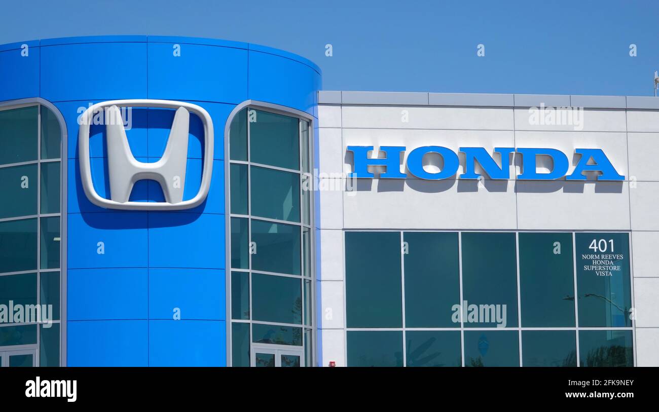 Vista, CA USA - 29 aprile 2021: Logo e nome Honda su una concessionaria Foto Stock