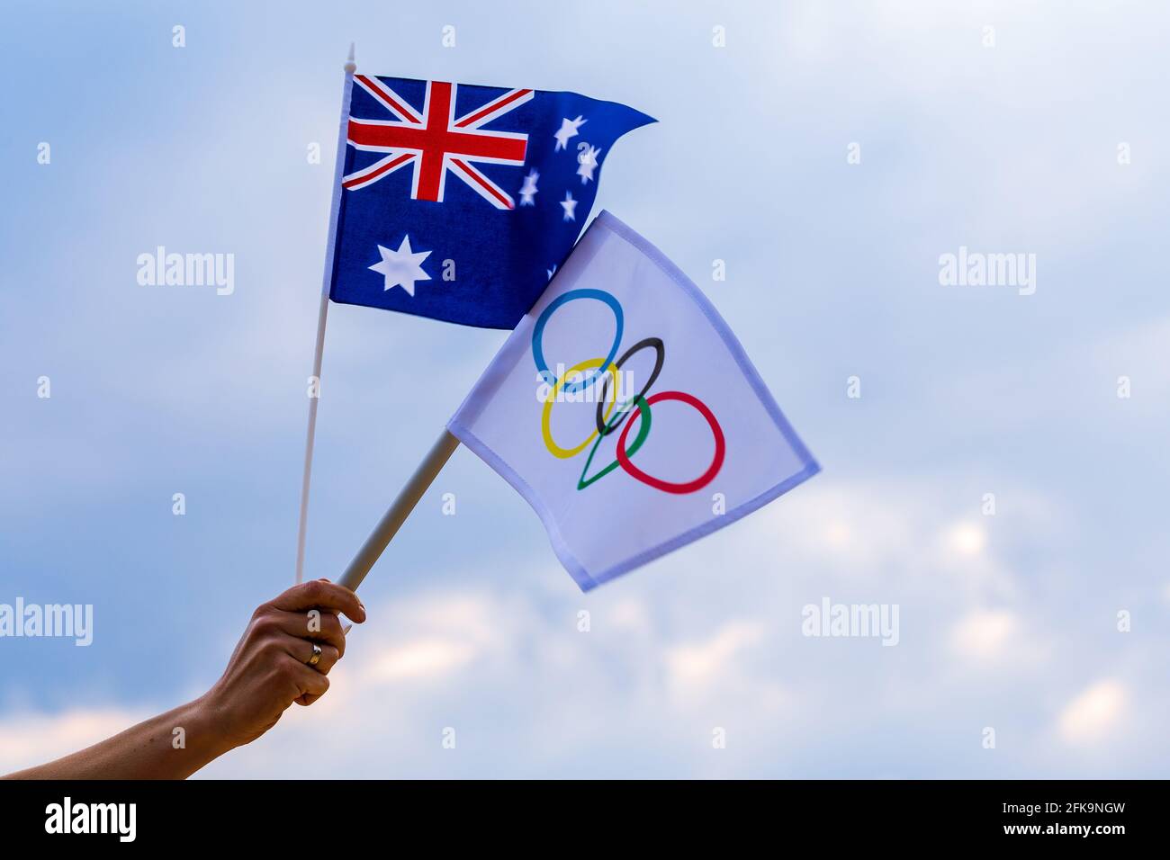 Fan sventolando la bandiera nazionale dell'Australia e la bandiera olimpica con anelli simbolo delle olimpiadi. Foto Stock
