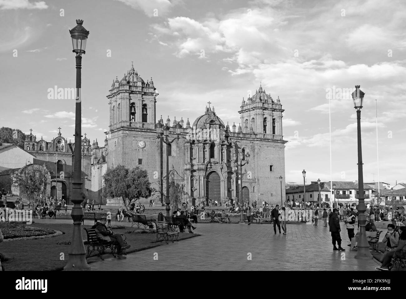 Cattedrale di Cusco in Plaza de Armas con una vivace scena Street, Cuzco, Perù, Sud America Foto Stock