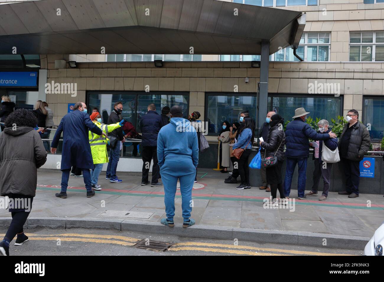 Moorfielsa Eye Hospital - Londra (Regno Unito), 29 aprile 2021: Lunghe code si vedono all'esterno dell'ospedale oculistico di Moorfielsa dopo una segnalazione di guasto al computer.pazienti Foto Stock