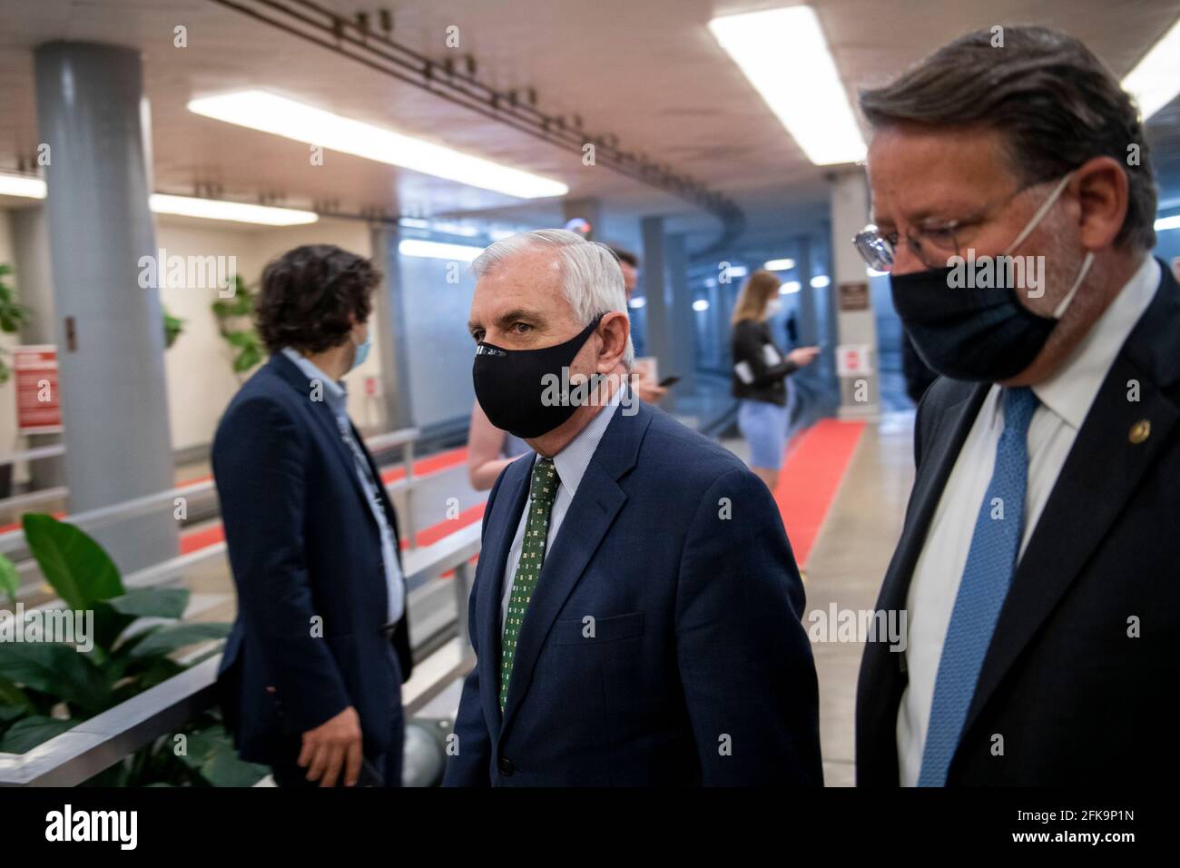 Washington, Stati Uniti d'America. 29 Apr 2021. Il senatore degli Stati Uniti Jack Reed (democratico del Rhode Island), di sinistra, e il senatore degli Stati Uniti Gary Peters (democratico del Michigan) fanno il loro senso attraverso la metropolitana del Senato durante uno di parecchi voti oggi al Campidoglio degli Stati Uniti a Washington, DC, giovedì, aprile, 29, 2021. Credit: Rod Lamkey/CNP/Sipa USA Credit: Sipa USA/Alamy Live News Foto Stock