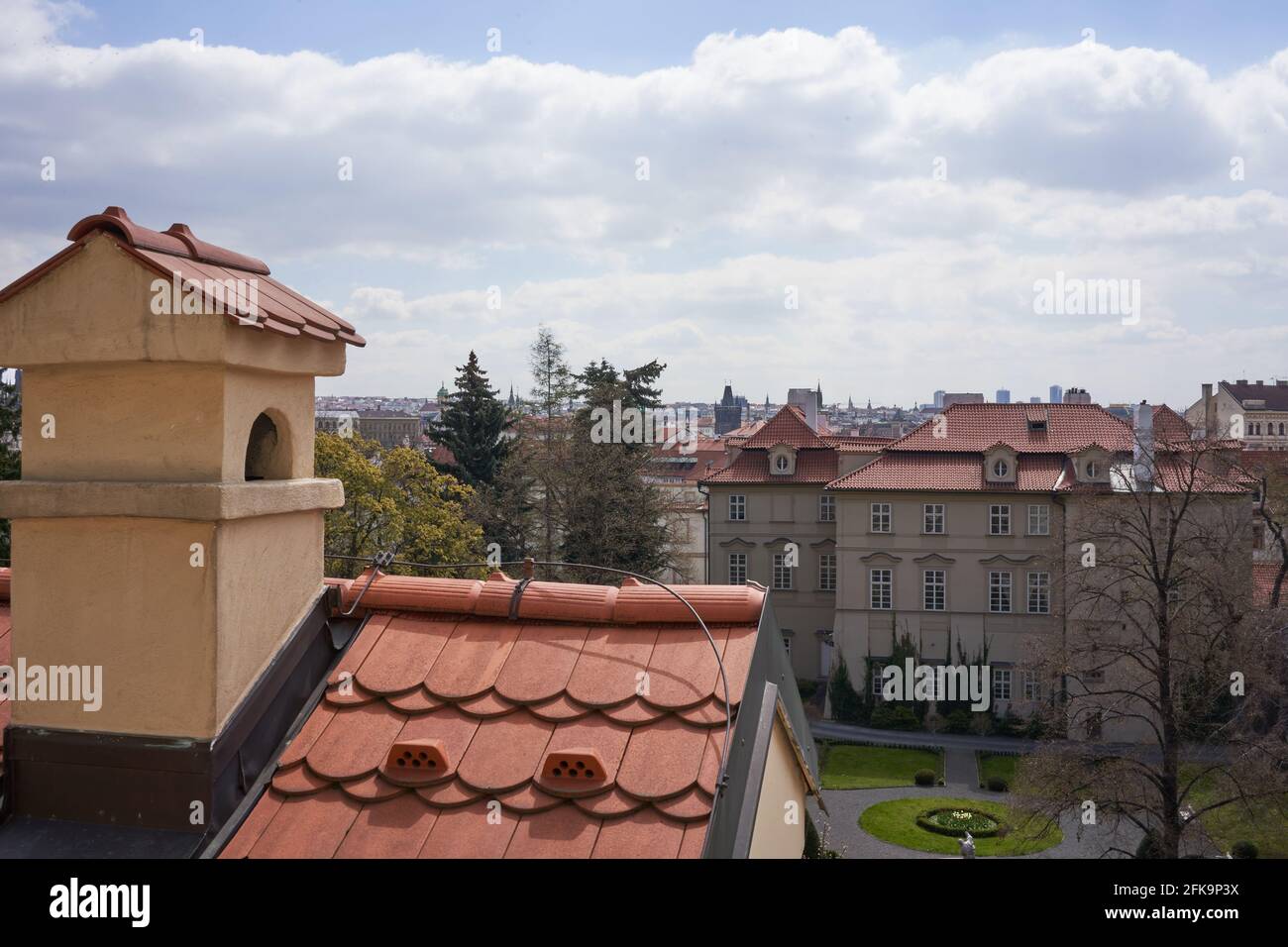 Praga, Repubblica Ceca - 23 aprile 2021 - Vista di Praga dal Giardino di Fürstenberg Foto Stock
