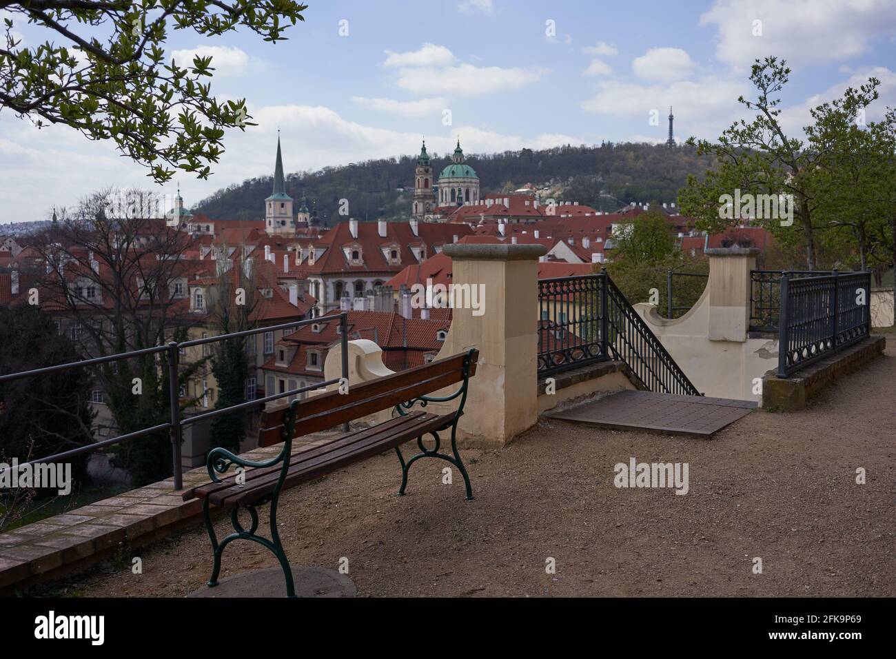 Praga, Repubblica Ceca - 23 aprile 2021 - Vista di Praga dal Giardino di Fürstenberg Foto Stock