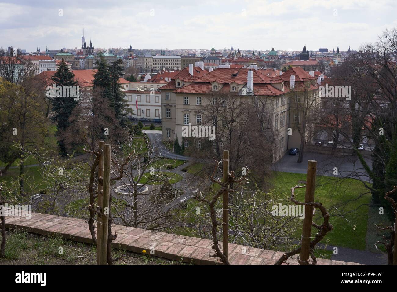 Praga, Repubblica Ceca - 23 aprile 2021 - Vista di Praga dal Giardino di Fürstenberg Foto Stock