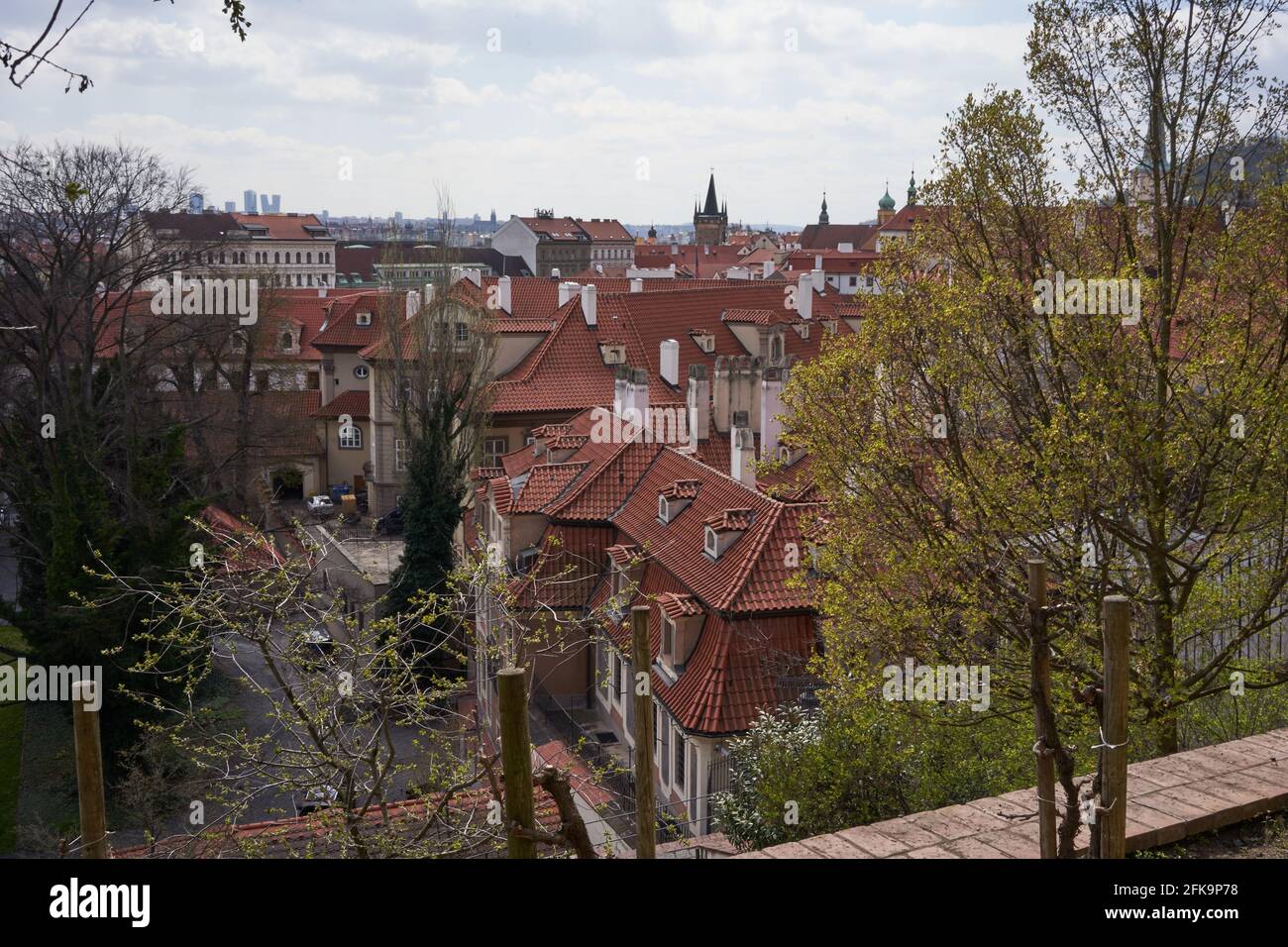 Praga, Repubblica Ceca - 23 aprile 2021 - Vista di Praga dal Giardino di Fürstenberg Foto Stock