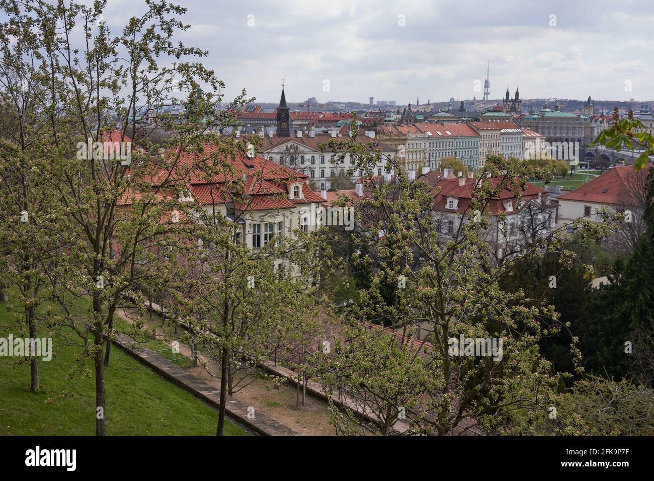 Praga, Repubblica Ceca - 23 aprile 2021 - Vista di Praga dal Giardino di Fürstenberg Foto Stock