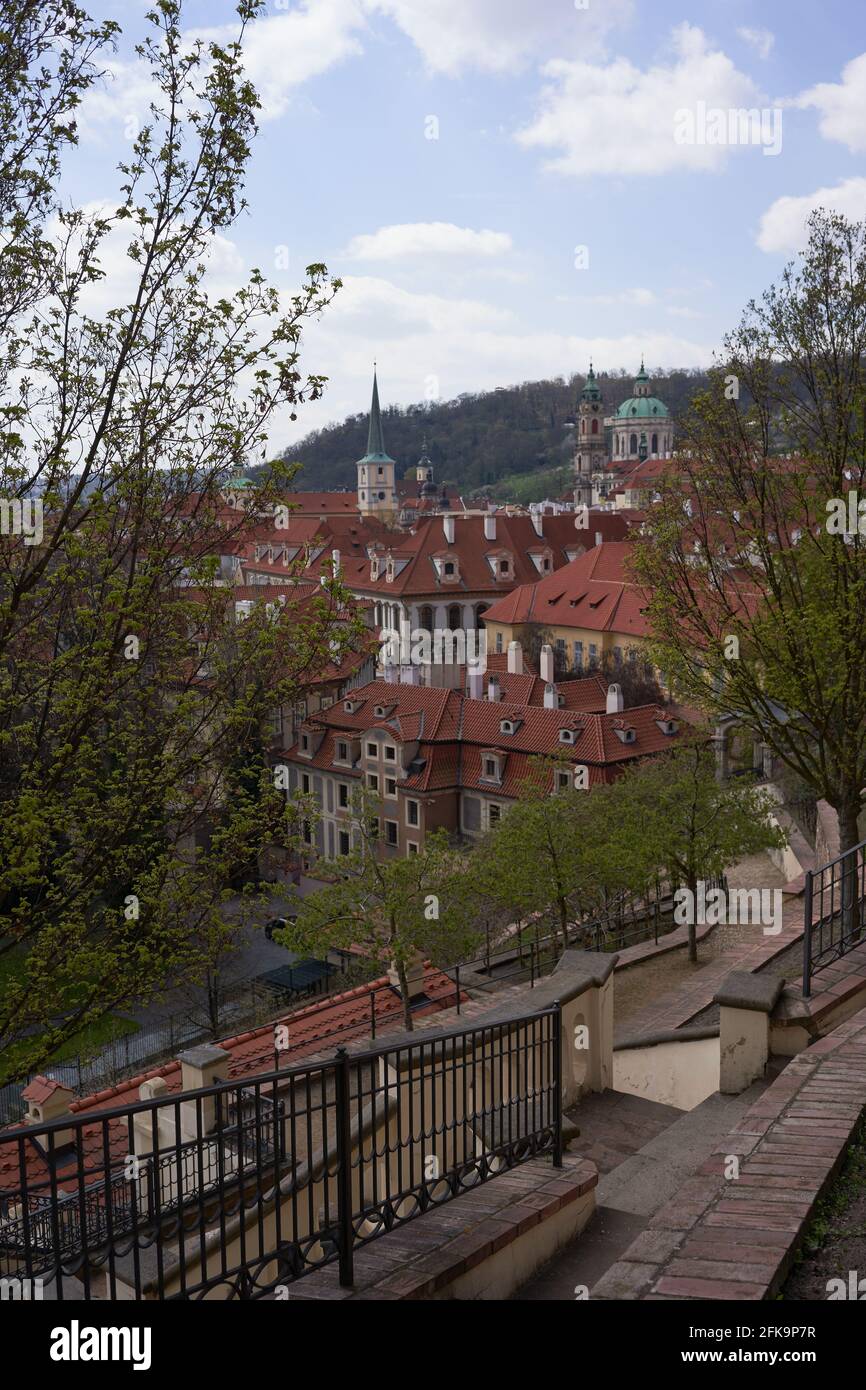 Praga, Repubblica Ceca - 23 aprile 2021 - Vista di Praga dal Giardino di Fürstenberg Foto Stock