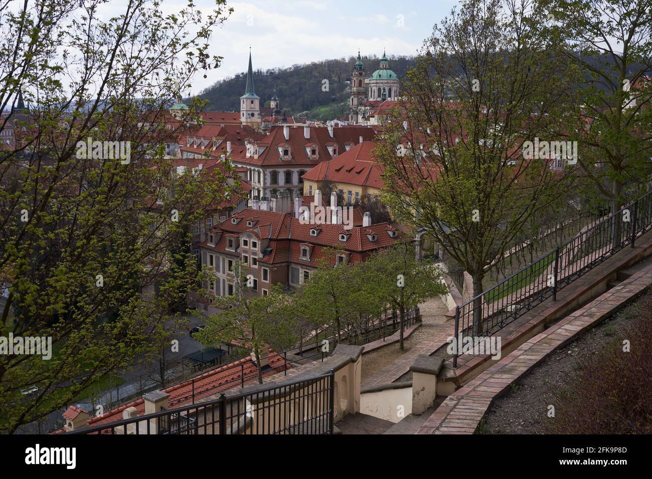 Praga, Repubblica Ceca - 23 aprile 2021 - Vista di Praga dal Giardino di Fürstenberg Foto Stock
