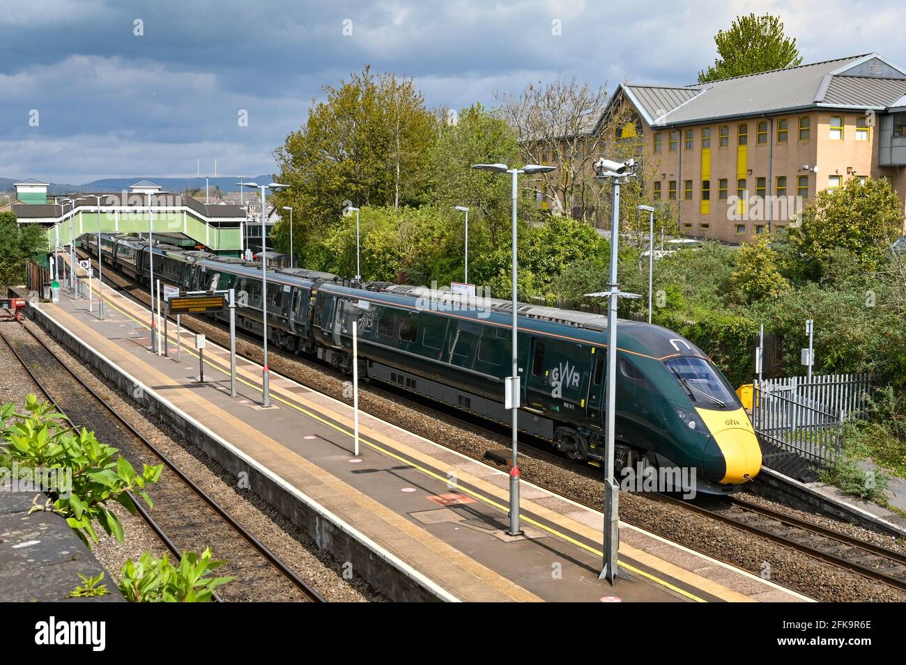 Bridgend, Galles - Aprile 2021: Treno elettrico ad alta velocità classe 800 diesel con partenza dalla stazione ferroviaria di Bridgend per Londra Foto Stock