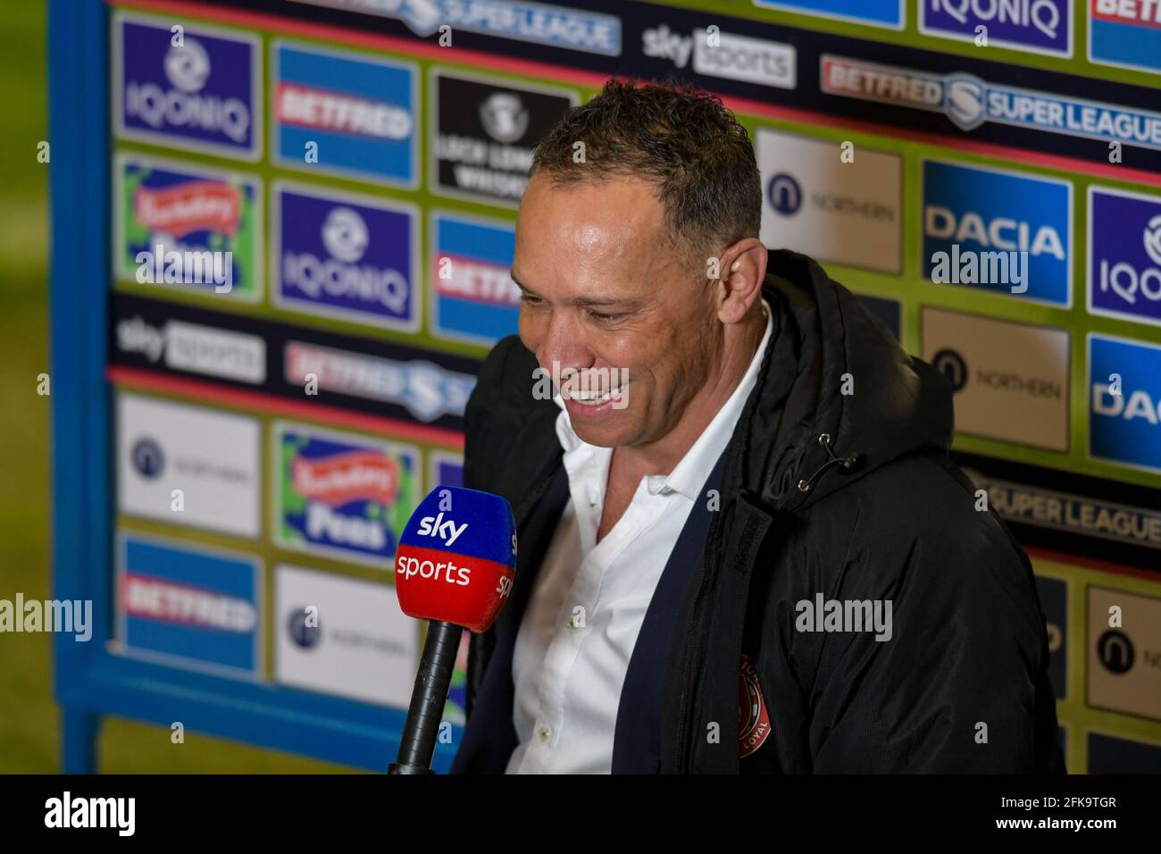 Adrian Lam Head Coach of Wigan Warriors dà un posto Intervista dopo il suo lato vince 16-14 contro Hull FC Foto Stock