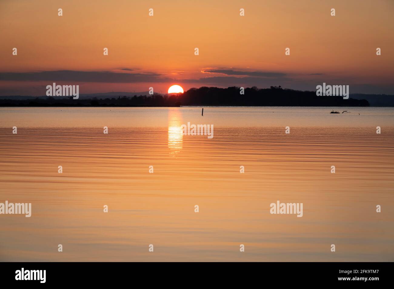 Lough Neagh, Armagh, affacciato sulla contea di Tyrone, al tramonto Foto Stock