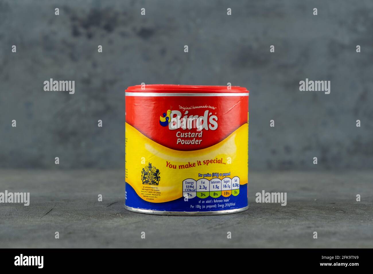 DOHA, QATAR - 28 APRILE 2020: Un vasetto di polvere di Custard di Bird. Bird's Custard è il nome del marchio originale in polvere, senza uova imitazione crema p Foto Stock