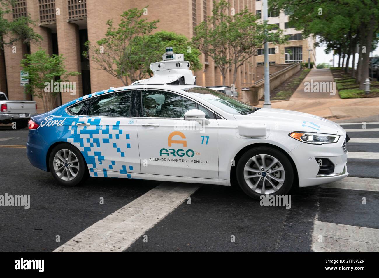 Austin, Texas, Stati Uniti. 29 Apr 2021. Un veicolo di prova Ford con tecnologia di automobile senza conducente Argo.ai guida Colorado St. Vicino al Campidoglio del Texas in una corsa di prova regolare del relativo software e hardware all'avanguardia il 29 aprile 2021. Il sistema di navigazione basato su LIDAR (Light Detection and Ranging) utilizza i laser per determinare le distanze e calcolare la posizione. Credit: Bob Daemmrich/ZUMA Wire/Alamy Live News Foto Stock