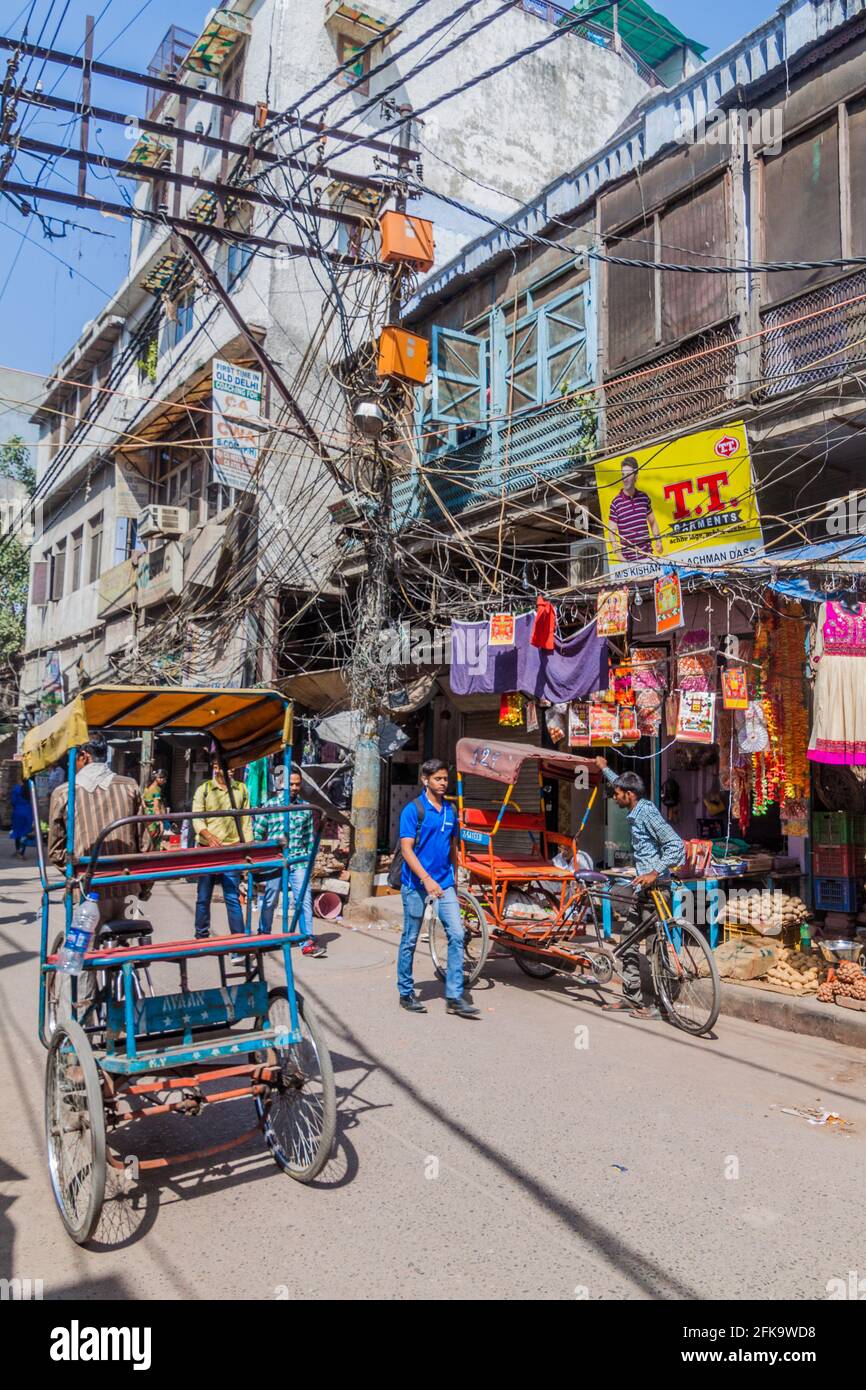 DELHI, INDIA - 22 OTTOBRE 2016: Vista di un vicolo nel centro di Delhi, India. Foto Stock