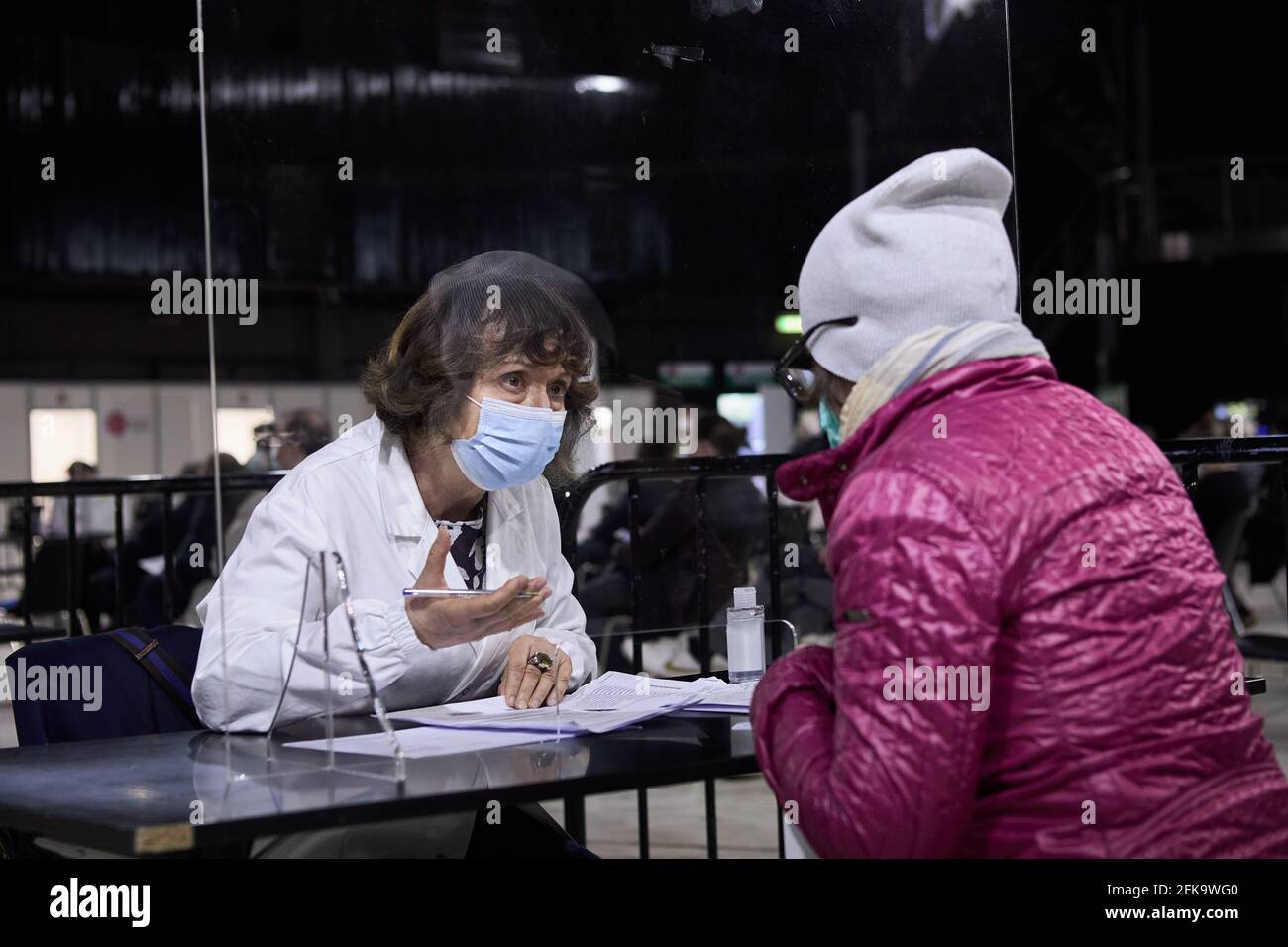 Bologna, Italia. 29 Apr 2021. I vaccinati siedono presso i banchi di registrazione all'interno dell'Unipol Arena il 29 aprile 2021 a Bologna, Italia. Credit: Massimiliano Donati/Alamy Live News Foto Stock