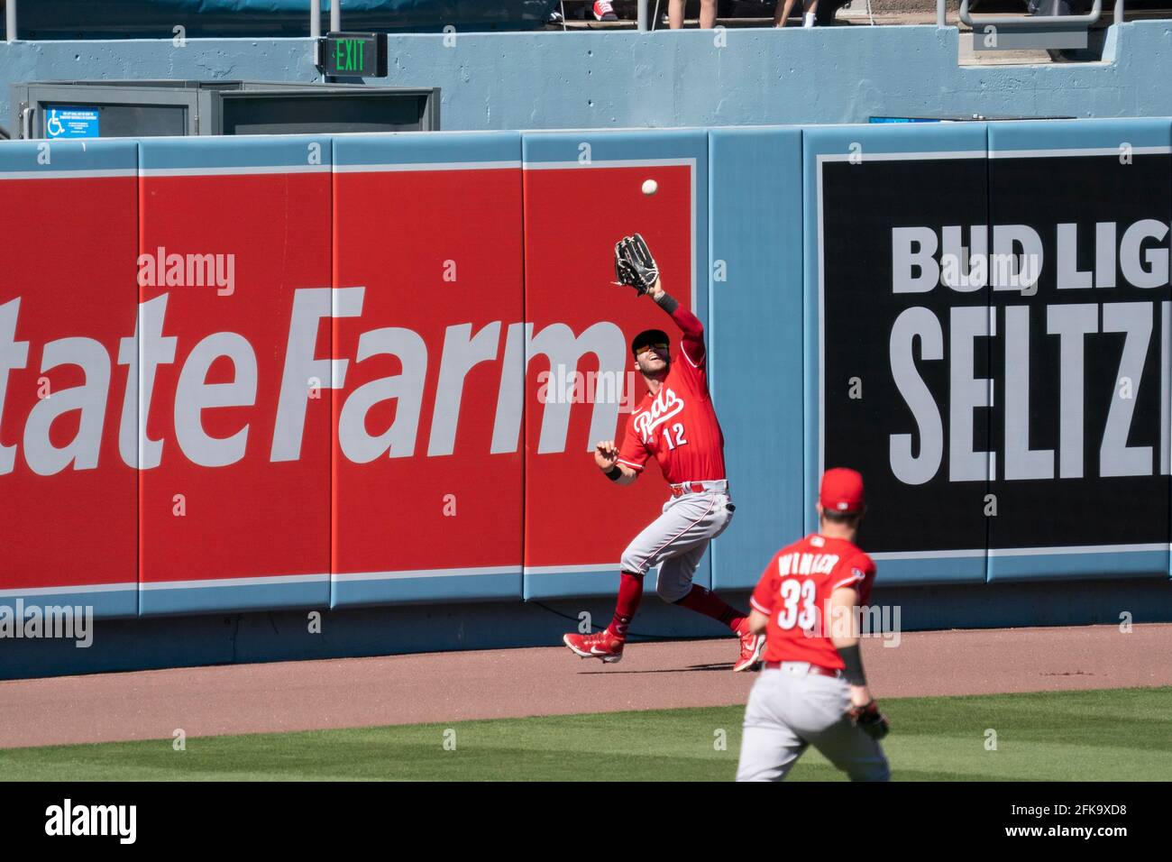 Cincinnati Reds Fielder destro Tyler Naquin (12) fa una cattura durante una partita di MLB contro i Los Angeles Dodgers, mercoledì 28 aprile 2021, a Los Ang Foto Stock