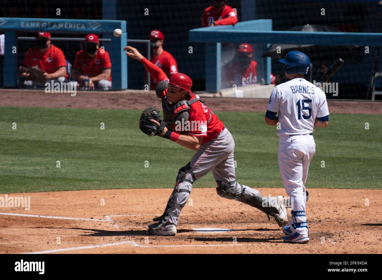 Cincinnati Reds catcher Tyler Stephenson (37) cerca di buttare fuori un tentativo di base rubato durante una partita di MLB, mercoledì 28 aprile 2021, a Los Angeles, C Foto Stock