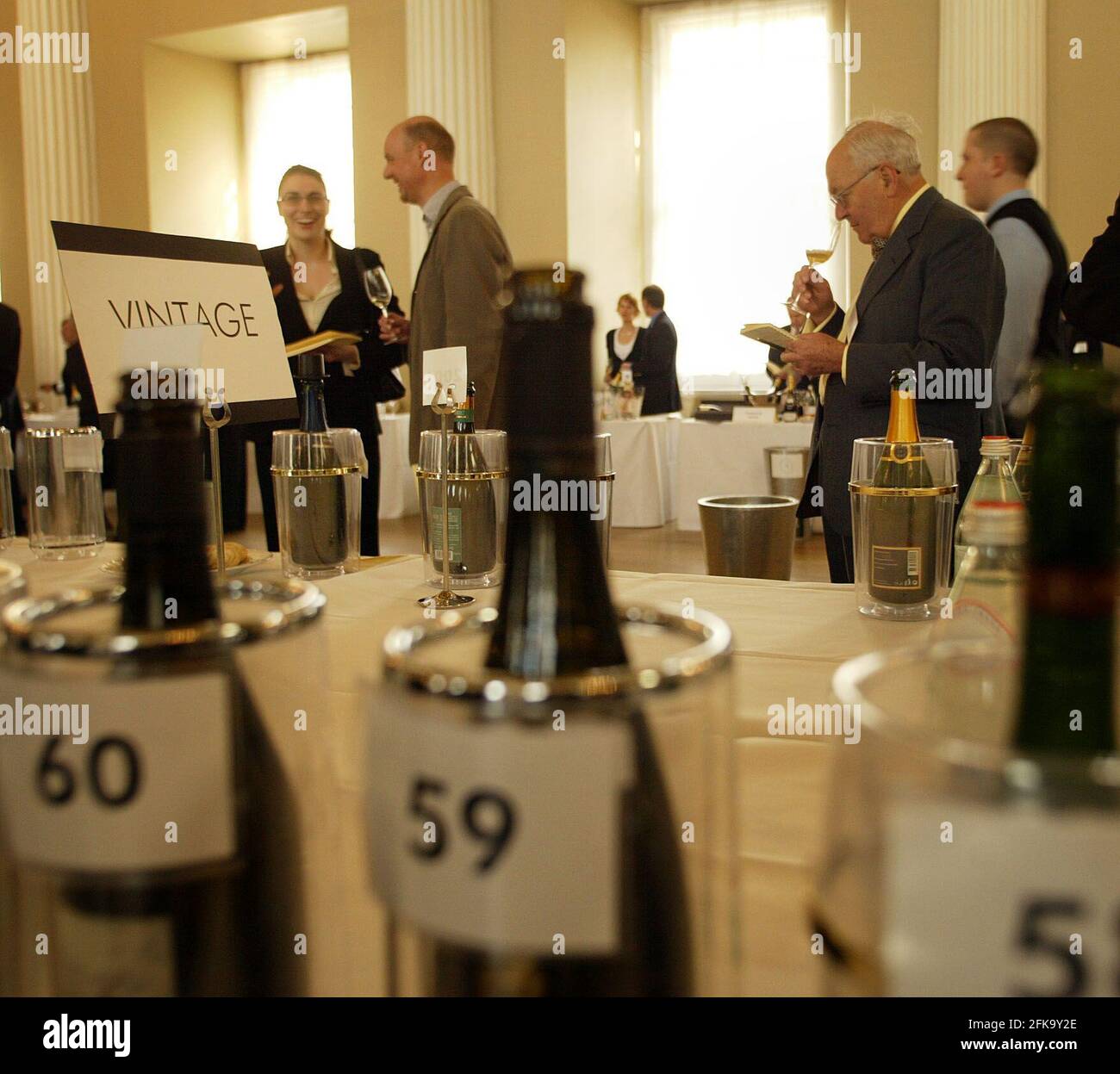 Lo Champagne Information Bureau annuale degustazione di champagne si tiene presso la Banqueting Hall di Westminster, Londra pic David Sandison Foto Stock