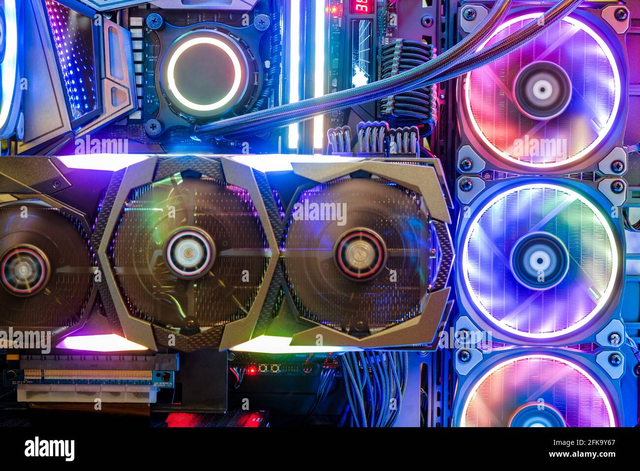 Primo piano e all'interno della CPU per i giochi e le ventole di raffreddamento dei PC desktop Con la luce LED RGB multicolore mostra lo stato in modalità di lavoro Foto Stock