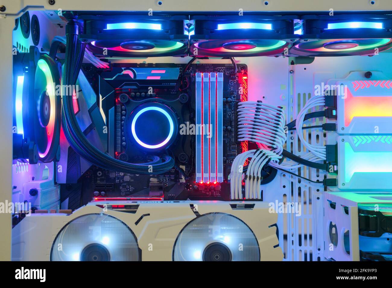 Primo piano e interno PC desktop Gaming and Cooling Fan CPU con LED multicolore RGB mostra lo stato in modalità di lavoro, case per PC interno Foto Stock