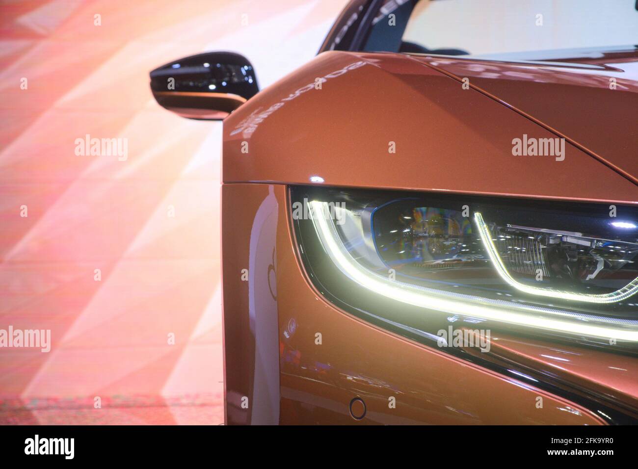 Nonthaburi-Thailandia 3 Apr 2019: Primo piano faro di BMW i8 Roadster show in mostra al 40° Salone Internazionale dell'Auto di Bangkok 2019 Foto Stock