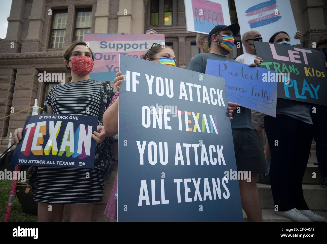 Austin, Texas, Stati Uniti. 28 Apr 2021. I giovani transgender, i genitori e diversi legislatori democratici si radunano ai gradini sud del Campidoglio del Texas mercoledì sera, criticando diverse fatture anti-transgender che si snodano attraverso la 87a legislatura un mese prima dell'interruzione. Credit: Bob Daemmrich/ZUMA Wire/Alamy Live News Foto Stock