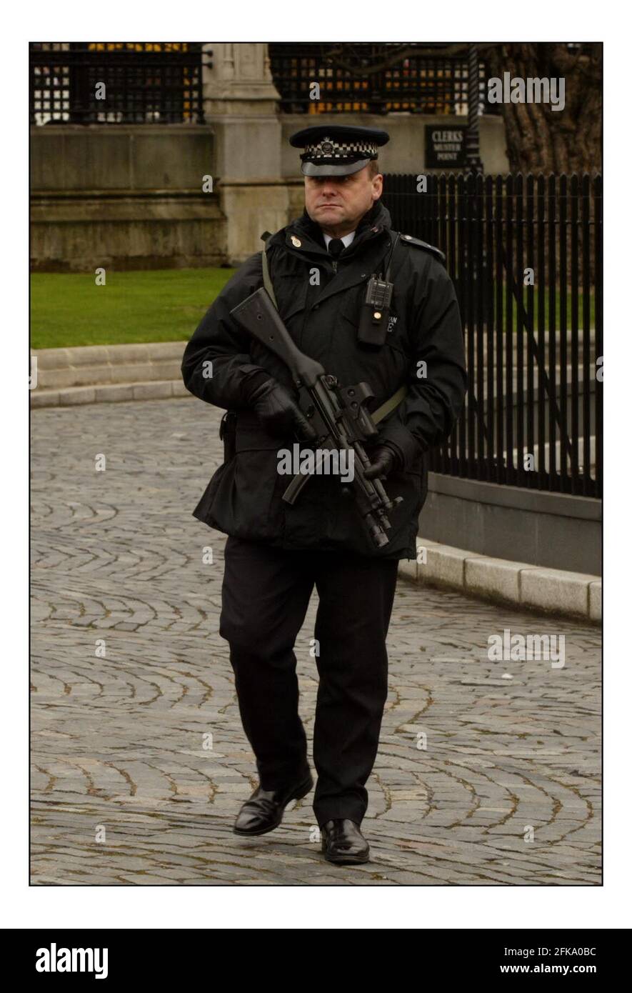 I poliziotti armati si levano in piedi la guardia fuori della Camera dei Comuni AS La legislazione antiterrorismo è discussa in parlamento a Londra.pic David Sandison 11/3/2004 Foto Stock