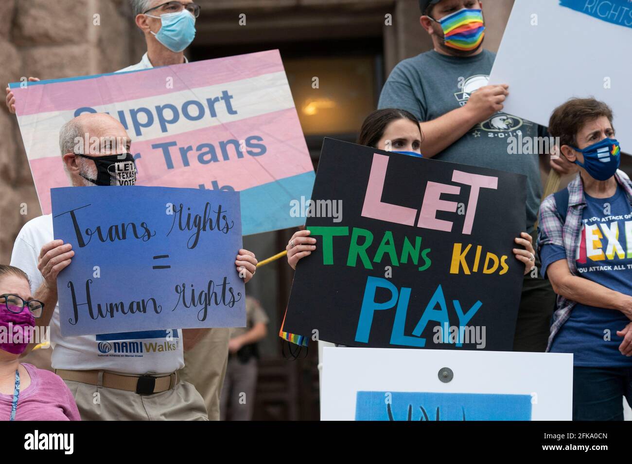 Austin, Texas, Stati Uniti. 28 Apr 2021. I giovani transgender, i genitori e diversi legislatori democratici si radunano ai gradini sud del Campidoglio del Texas mercoledì sera, criticando diverse fatture anti-transgender che si snodano attraverso la 87a legislatura un mese prima dell'interruzione. Credit: Bob Daemmrich/ZUMA Wire/Alamy Live News Foto Stock