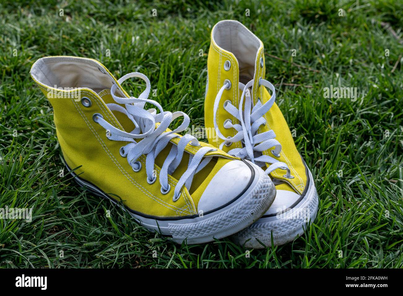 Sneakers All-Star di Yellow Chuck Taylor Converse su erba verde in molla  Foto stock - Alamy