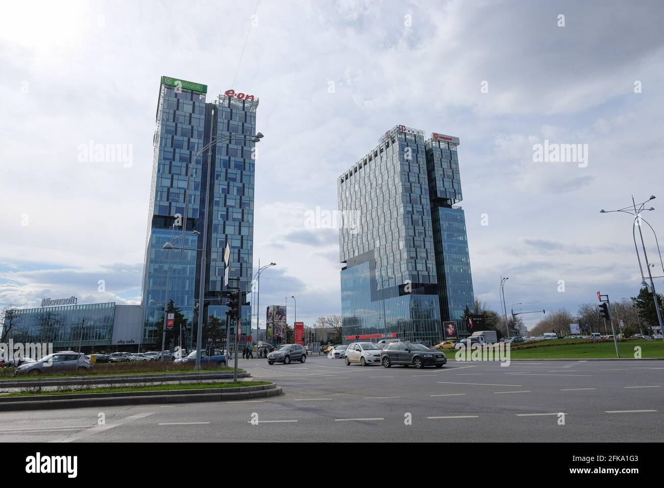 City Gate Towers skyscaper edifici nel centro di Bucarest, monumenti rumeni Foto Stock