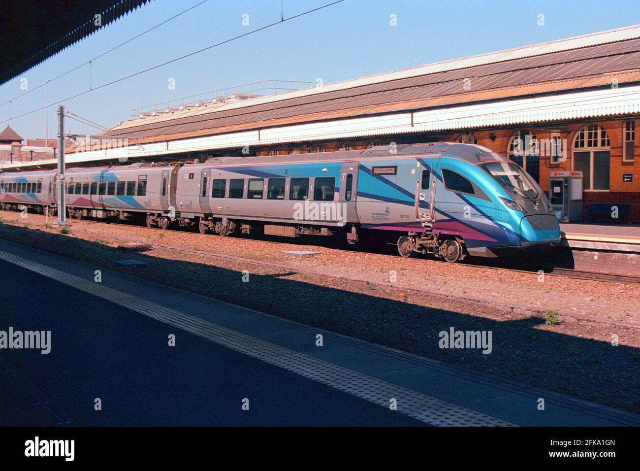 Bolton, Regno Unito - 3 aprile 2021: Un treno espresso TPE (TransPennine Express) (Classe 397) in arrivo alla stazione di Bolton. Foto Stock