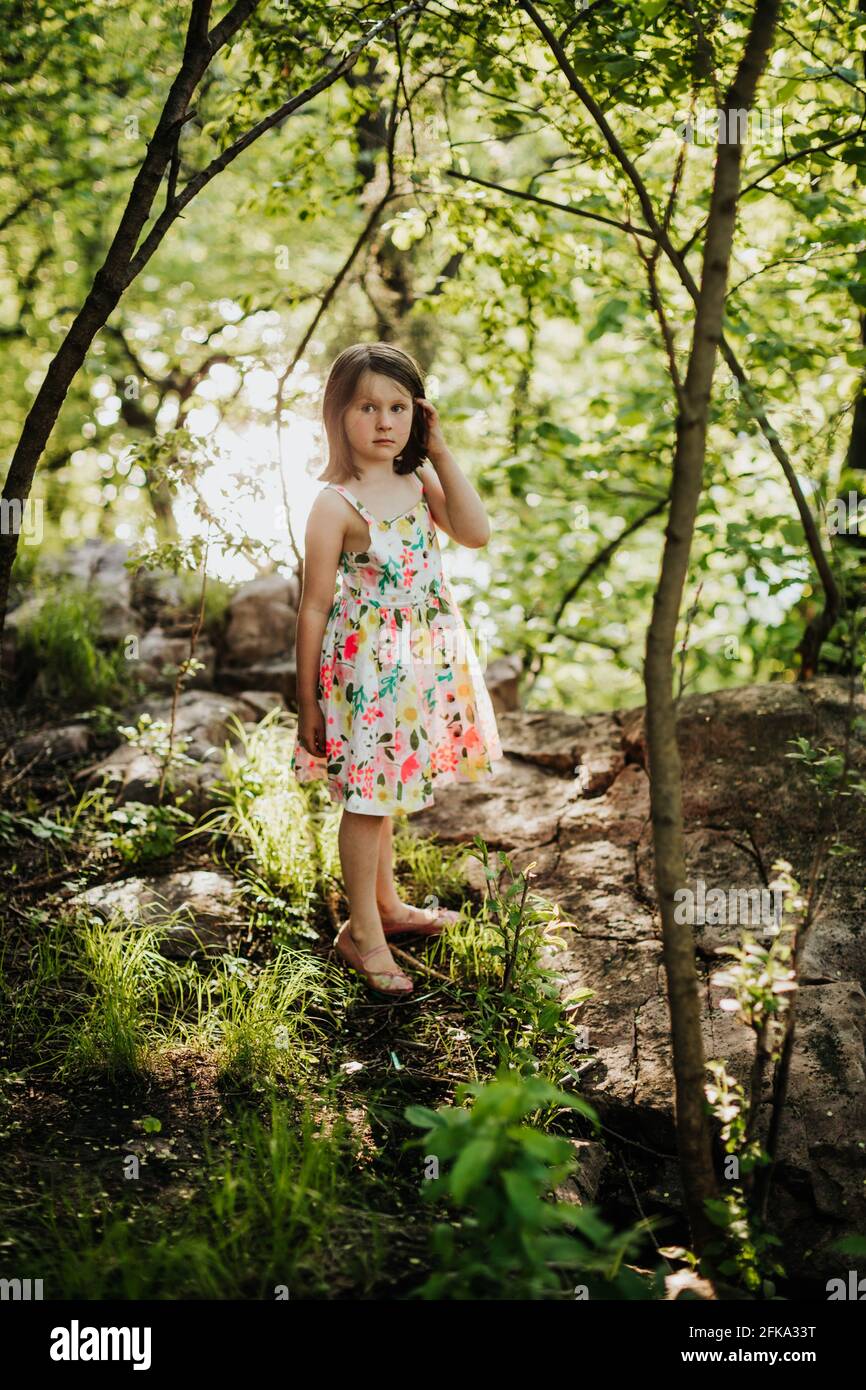 Le giovani girl camminano attraverso i sentieri del Palisades state Park. Foto Stock