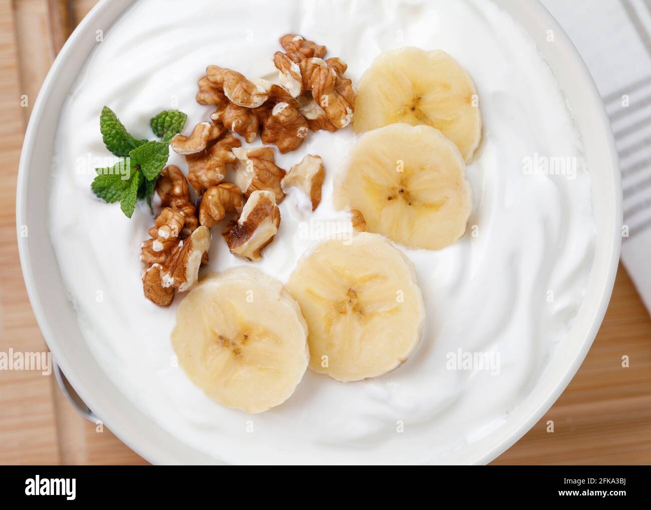 Colazione allo yogurt con banana e noci Foto Stock